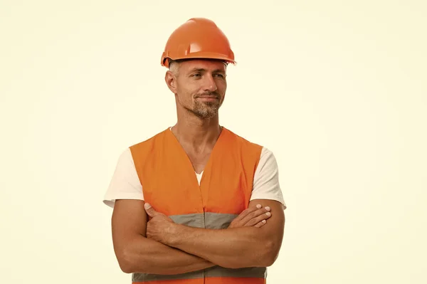 Progettazione edilizia. Architetto di design. Progettare il futuro. Uomo maturo in casco. Lavora in cantiere. Costruttore in giubbotto protettivo e casco. Operaio edile isolato bianco. Ingegneria per una vita migliore — Foto Stock