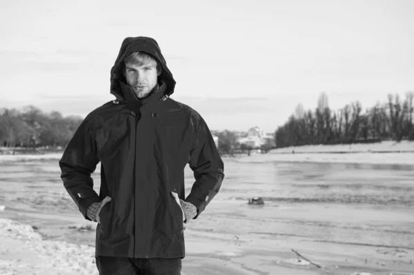 Kerstvakantie. mens en natuur. man wandelen besneeuwd landschap in zonsondergang. reis- en expeditie concept. Een man in Red Parka. winterse mannelijke mode. warme kleding voor koud klimaat. weersvoorspelling — Stockfoto