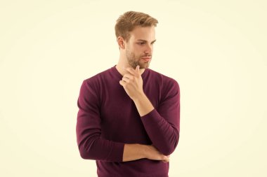 Onun tarzı birçok kişi tarafından taklit edilir. Modayı takip ediyorsun. Yüz bakımı. Beyaz tenli yakışıklı adam. Tıraşsız adam. Hippi adam. Kuaför salonu. Erkek modası ve güzellik. Erkek giyim mağazası. Berber hizmetleri