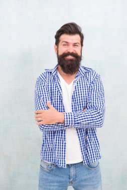 Mutlu kahkahalar Gülümseyen mavi geçmişi olan mutlu bir hippi. Sakallı adam sıradan bir şekilde gülümsüyor. Ağız temizliği. Diş hekimliği. Diş sağlığı kliniği. Diş sağlığı. Diş beyazlatma. Berber dükkanı. Kuaför salonu.