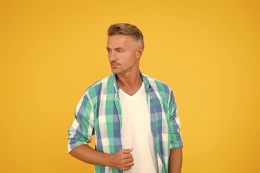 Sıradan olmak onun seçimi. Yakışıklı adam sıradan giyiniyor. Erkekler için sıradan moda trendleri. Günlük hayat için gardırop. Günlük kıyafetlere güveniyorsun. Moda ve tarz