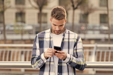 Konum seçenekleri paylaşılıyor. Başvuru formu. Adam akıllı telefon binalarının geçmişini tutuyor. Mesaj çevrimiçi. Modern akıllı telefon. İletişim. E-posta gönder. Cevap veriliyor. Şehir kablosuz interneti. Akıllı telefon ayarları