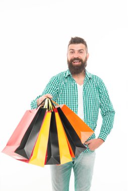 Sevdiğin gibi alışveriş yapıyorsun. Sakallı adam, beyaza izole edilmiş alışveriş torbalarıyla gülümsüyor. Alışveriş yaptıktan sonra kağıt poşet tutan mutlu hippi. Alışverişte olması gerektiği gibi.