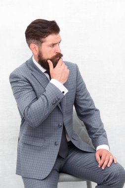 Modern trend. Kendinden emin. Terzi kıyafeti. Moda dükkanı. Erkek giyim konsepti. Zarif moda kıyafeti. Centilmen modern tarz. Yakışıklı sakallı hippi bir adam smokin giyer. Moda kıyafetleri.