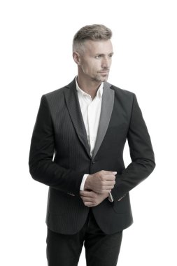 Kiralık kıyafet servisi. Etkinlik için şık bir kıyafet. Centilmen modern berber. Berber dükkanı konsepti. Yakışıklı, maço bir adam siyah smokin giyiyor. Berber dükkânı damadı. Moda kıyafetleri. Modern eğilim