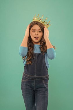 Aman Tanrım. Küçük prenses. Bencil çocuk uzun kıvırcık saçlı. Lüks ve başarı. Motivasyonunu bul. Kraliçe tacındaki küçük kız. Kendini büyük patron gibi hissediyor. Egoist olmak. Gerçek şampiyon için ödül