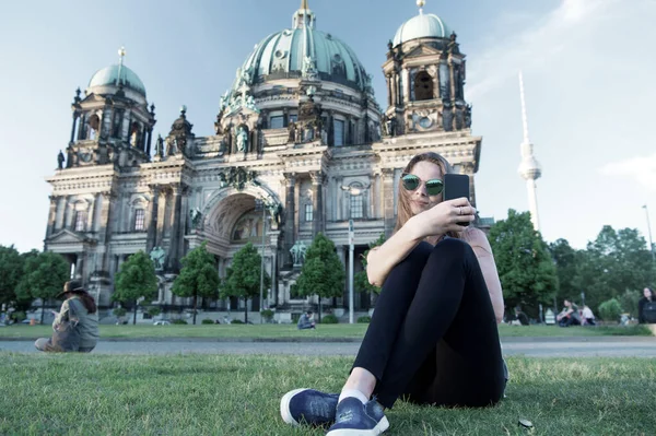 Hübscher Kerl sitzt vor dem Berliner Dom und macht Selfie — Stockfoto