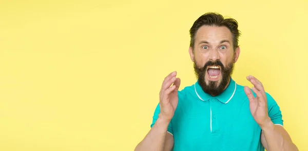 Overwhelmed with emotions. Handsome shouting mature man screaming standing against yellow background. Man bearded irritated annoyed can not keep calm anymore. Stop annoying him. Stressful adult life — Stock Photo, Image