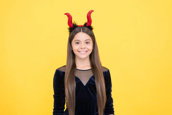 Ευτυχισμένος διάβολος μάγισσα παιδί φορούν φορεσιά κέρατα imp για αποκριές κόμμα, αποκριές κοστούμι — Φωτογραφία Αρχείου