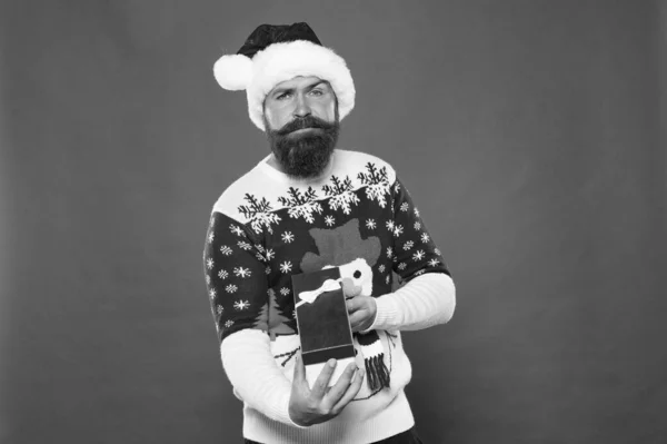 Αγόρασα δώρο. Hipster santa προετοιμάσει πακέτο δώρο. Ο γενειοφόρος κρατάει τυλιγμένο το δώρο. Δώρο για την ημέρα του μποξ. Χριστούγεννα και Πρωτοχρονιά. Γιορτινή πώληση. Χειμερινές διακοπές. Εποχιακοί χαιρετισμοί — Φωτογραφία Αρχείου
