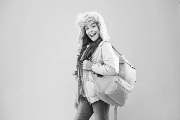 Wintersemester. Mädchen modische cutie tragen Rucksack. Hipster-Stil. Moderner Rucksack für den Alltag. Teenie-Mode. Schulmädchen-Street-Style-Kleidung mit niedlichem Rucksack. Rucksack richtig anpassen — Stockfoto
