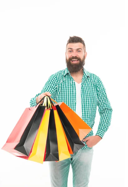 Ir de compras como te gusta. Hombre barbudo sonriendo con bolsas aisladas en blanco. Comprador hipster feliz sosteniendo bolsas de papel después de comprar. Compras como debe ser —  Fotos de Stock