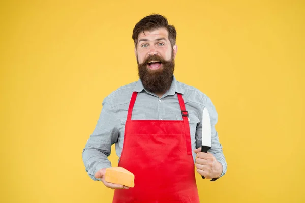 Profession du personnel du magasin. Achète du fromage. Produit gastronomique. Produits laitiers dérivés du lait. Achats en ligne. Alimentation et nutrition. Concept fromager. Fromagerie. Barbe homme dans tablier tenir morceau de fromage — Photo