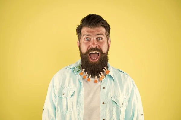 Nutrir o cabelo com amor. Dia dos Namorados. Conceito de barbearia. Salão de cabeleireiro. Diretriz de penteado. Espinha de roupa de homem na barba. Hister brutal com corações de espinhas de roupa. Adoro preparar-me. Amo-me — Fotografia de Stock