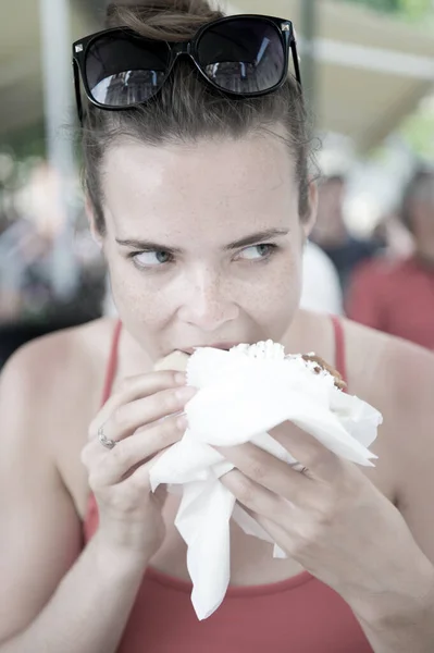 Feliz menina preatty ou mulher comendo giroscópios sanduíche. — Fotografia de Stock