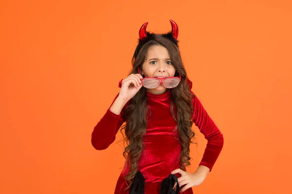 Keineswegs. Teenager-Mädchen bereit, Kostümparty zu feiern. im Trend liegen. fröhliches Halloween. Lächelndes Kind mit Teufelshörnern. Kinder tragen lustige Partybrillen. Spaß haben. Kinderglück — Stockfoto