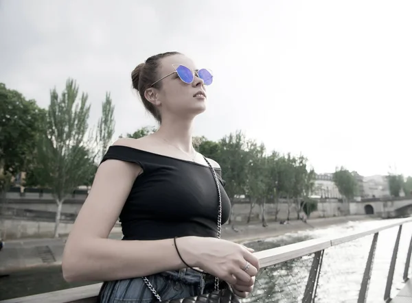 Un mundo completamente nuevo, una mirada completamente nueva. Una chica guapa usa gafas de sol. Mujer sexy en estilo de verano al aire libre. Belleza mirada de modelo de moda. Su mirada es sensual. Belleza y moda —  Fotos de Stock