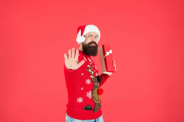 Esta caixa na minha. Homem barbudo de chapéu e camisola de Pai Natal. hipster brutal comemorar a festa de Natal. preparações de férias de inverno. presente venda de compras. Feliz Ano Novo. Feliz Natal. Feliz Natal. Por amor de Deus, sê alegre — Fotografia de Stock