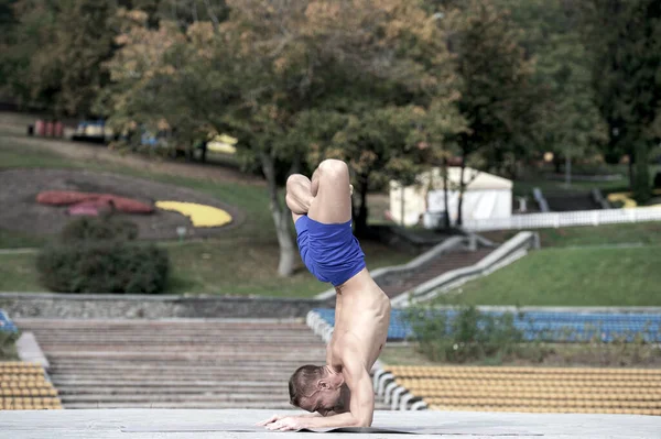 Homme athlétique faisant du yoga asanas dans le parc — Photo