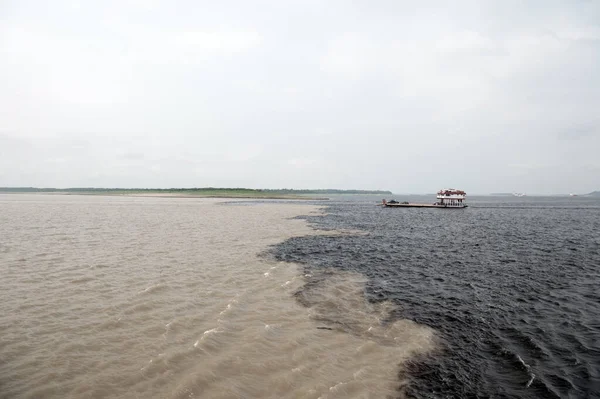 ブラジルでの水会議リオ・デル・ネグロとアマゾン川 — ストック写真