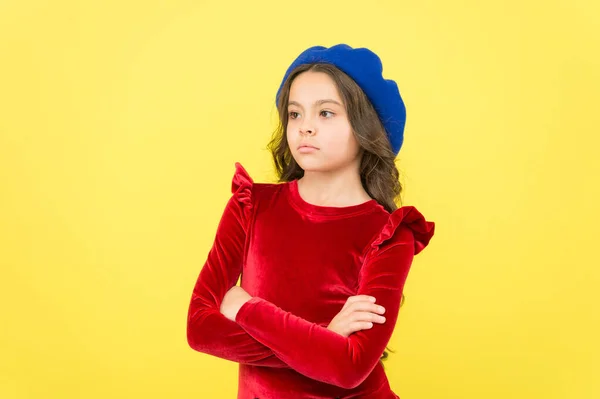Στενοχωριέμαι για κάτι. σοβαρό κορίτσι σε vintage μπερέ καπέλο. μοντέρνο παρισινό παιδί με κόκκινο φόρεμα. έφηβος φορούν κομψό φόρεμα σε κίτρινο φόντο. ομορφιά και γαλλική μόδα. ρετρό παιδικό στυλ μόδας — Φωτογραφία Αρχείου