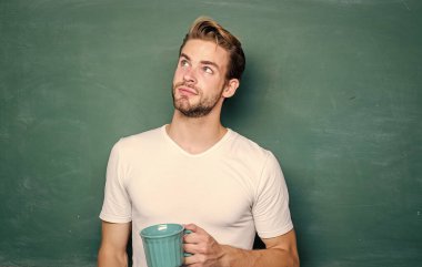 ilham araması. Günaydın. Okula dönüyorum. Eğitim için enerji ve ilham. Okul öğretmeninin kahve molasına ihtiyacı var. Karatahtadaki adam kahve içer. Sınıftaki öğrenci. Dinlenme zamanı.