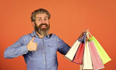 Güzel alışveriş. Alışverişten sonra sakallı mutlu bir adam. En iyi satış ve indirim burada. Tatil için hediyeler. Yetişkin bir hippi alışveriş çantası taşır. Siber pazartesi ya da kara cuma. Satın aldığınız için teşekkürler