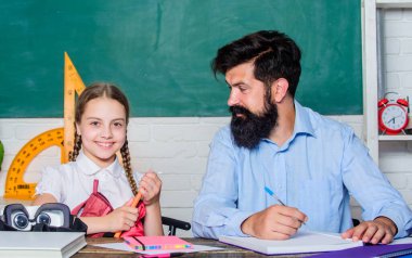Ders sona erdi. Görev başarıyla tamamlandı. Babamla evde eğitim. Çalışmaya yardım. Disiplin terbiyesi. Çocukla birlikte sakallı pedagog çalışması. Ders çalışmak eğlencelidir. Okul öğretmeni ve kız öğrenci.