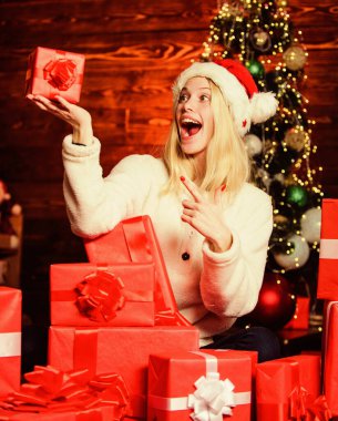 Mutlu anlar. Yeni yıl geliyor. Mutlu Noeller ve mutlu yıllar. İndirim ve indirim. Hediyeler al. Kıza hediyeler. Aralık indirimi. Sevimli bir kadın ve hediyeler. Boks günü. Mutluluk ve neşe. Şenlik havası