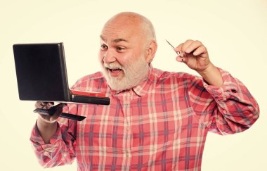 Profesyonel makas. Sakal uzatma seti. Berber dükkanı konsepti. Yaşlı, sakallı, yakışıklı berber, alet stili sakal kullanıyor. Tecrübeli berber kaliteli berber ekipmanlarını takdir eder. Berberin kendine bakımı