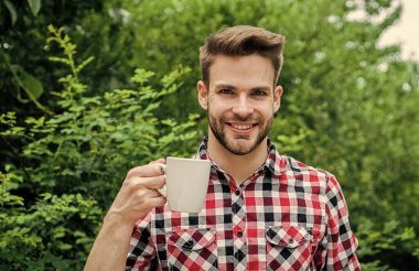 Biraz daha kahve. Taze ilham ve enerjik içecek. Yakışıklı sakallı adam dışarıda çay içiyor. Kakaoya bayılır. Yiyecek ve içecek. Kareli gömlekli neşeli adam sabah kahvesini içiyor. Günaydın.