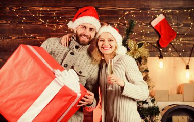 Mutlu bir aile. Erkek ve kadın Noel Baba şapkaları hediye aldığı için minnettar. Hoş bir sürpriz. Noel 'i evde kutlayan bir aile. Aile, Noel geleneklerine saygı duyar. Boks günü. Birbirine aşık çiftler yeni yıl arifesi