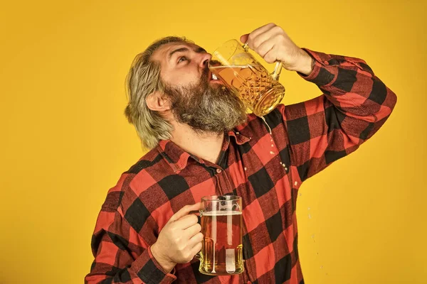 Bruk riktig glasstøy. modne, skjeggete barmann holder ølglass. Selvsikker bartender heve toast. Fritid og feiring. En mann som drikker øl på puben. Øl med skum. brutal hipster drikke øl – stockfoto