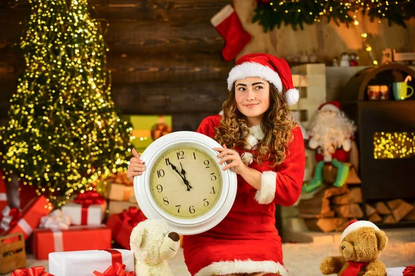 圣诞节的时候到了。是时候庆祝新年派对了。快午夜了桑塔女孩保持时钟。等待奇迹的到来。圣诞倒计时来了送礼物和礼物。度假时间 — 图库照片