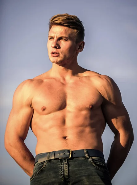 Sexy Körper. Triumph und Verlust. Größere Muskeln wachsen. Erhöhen Sie die gesamte Muskelmasse. Mann muskulöse Brust nackter Oberkörper Himmel Hintergrund. Der muskulöse Sportler Bodybuilder zeigt Muskeln. Bodybuilder-Form — Stockfoto