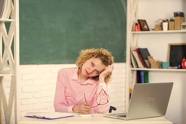 Intelligente studente. Lerarendag. Vrouw slimme opvoeder werken online. Educator surfen online. Leraren forum ondersteuning. Online gemeenschap voor leraren. Communicatie sociale netwerken. Moderne school — Stockfoto