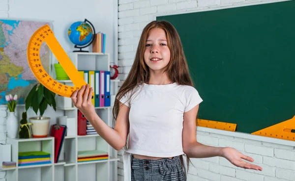 Meisje in de klas school met gradenboog wiskunde tool liniaal, geometrie onderwijs — Stockfoto