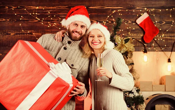 Ευτυχισμένη οικογένεια. Άνδρες και γυναίκες, τα καπέλα του Άι Βασίλη ευγνώμονες για το δώρο. Ευχάριστη έκπληξη. Η οικογένεια γιορτάζει Χριστούγεννα στο σπίτι. Η οικογένεια σέβεται τις χριστουγεννιάτικες παραδόσεις. Ημέρα πυγμαχίας. Ζευγάρι ερωτευμένο παραμονή Πρωτοχρονιάς — Φωτογραφία Αρχείου
