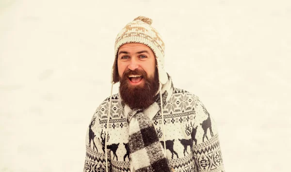 Homme souriant avec barbe et moustache fond de neige. Jeux de neige. Amusez-vous bien. Joyeux chapeau tricoté hipster jouer avec la neige à l'extérieur. Vacances de Noël. Concept de bonheur. Il fait froid dehors. — Photo