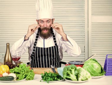 Profesyonel üniformalı adam aşçılığa hazır. Usta şef konsepti. Mutfak heyecan verici. Şef yakışıklı hippi. Hazırlanın. Sakallı adam lezzetli yemekler yapmaya hazırlanıyor. Şefin vardiyası başlıyor.