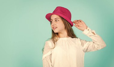 Yaz aksesuar koleksiyonu. Şapkalı mutlu çocuk. Moda aksesuarı. Çocuk şapkası takıyor. Aksesuar dükkanı. Kafa derisi ışınlarını koru. Süslü kız. Bahar kıyafeti. Bireysel stil. Kız mavi şapka takıyor.