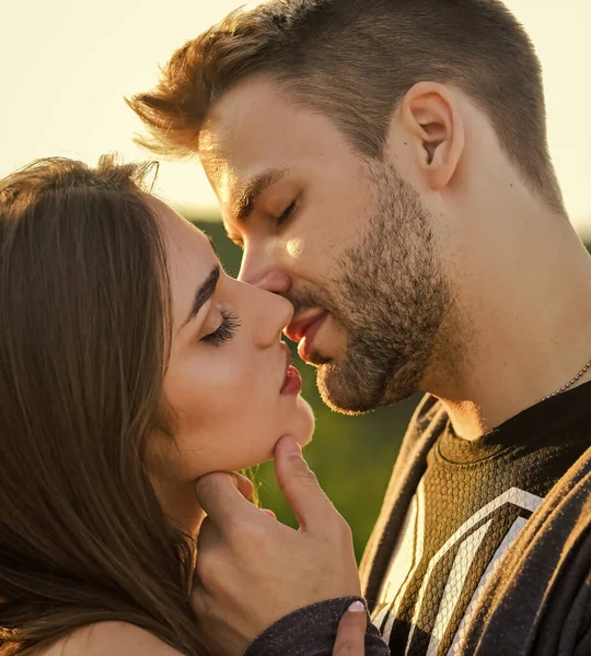 Toque de lábios. Conceito voluptuoso. Beijo tentador. Desejo. Conceito de romance. Energia sexual. Um casal sexy apaixonado. Menina e homem bonito beijando. Sedução e preliminares. Beijo sensual. Beijo de perto — Fotografia de Stock