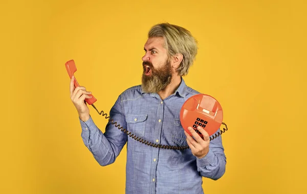 Connecter les gens est notre affaire. jeune homme parlant au téléphone. senior hipster montrant un vieux téléphone. Un type brutal avec le téléphone. homme barbu mature parler sur le téléphone rétro. vintage dans la vie moderne — Photo