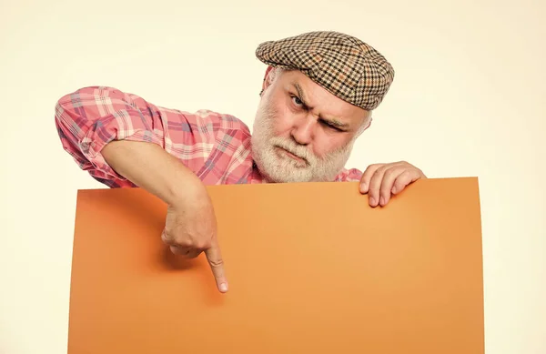 Cronometragem e horário. Informação pública. Anúncio de idosos. Conceito de anúncio. Pensioner hold poster espaço de cópia de informações. Senior barbudo homem espreitando fora de banner lugar informações — Fotografia de Stock