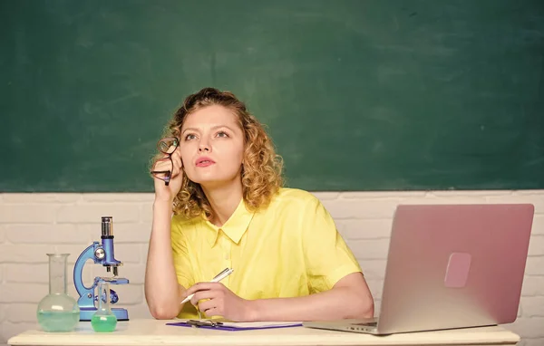 Biologie wetenschap. aantekeningen maken over chemisch onderzoek. meisje in klaslokaal laboratorium met computer. biologie experimenteel onderzoek. wetenschapper op school lab. doordachte student met microscoop en beker — Stockfoto