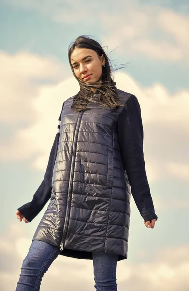 Chaqueta larga. Caminando solo. Chica de ensueño. Concepto joven y libre. Espera más de tu ropa. La mujer disfruta del clima al aire libre. Belleza y moda. Mujer sobre fondo azul del cielo. Vacaciones de invierno — Foto de Stock