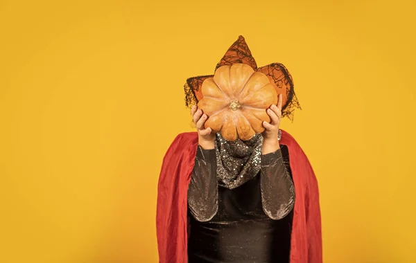 Es tan grande. Decoración de Halloween y concepto de miedo. 31 de octubre. Hombre gótico disfrazado de Halloween. Hombre mayor sostenga la calabaza. anciano con sombrero mágico y capa. Jack-o-linterna. Fantasía horror Halloween — Foto de Stock