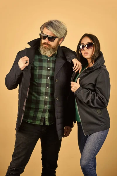 Casal na moda em óculos de sol. Roupa Outono ao ar livre. par elegante de modelos em roupas de outono posando. Casal de moda apaixonado. Desfrutando de tempo de outono juntos. casal elegante posando na rua — Fotografia de Stock