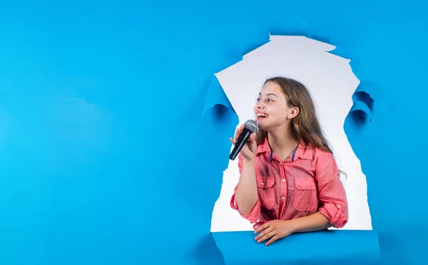 Faz a tua voz mais alta. Menina adolescente cantando música com microfone. a dar uma festa. Miúdo feliz com microfone. conceito de karaoke. Cantando Canções. Estilo de vida e conceito de pessoas. espaço de cópia — Fotografia de Stock