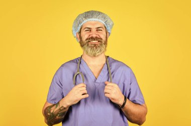 Aşı olmak iyi bir şey. Kuluçka dönemi. Doktor yardım etmeye hazır. Teşhis konsepti. Sakallı doktor üniformalı şapka takıyor. Hipster hastanede çalışıyor. Sağlık hizmetleri. Doktor mesleği. Sağlık sigortası